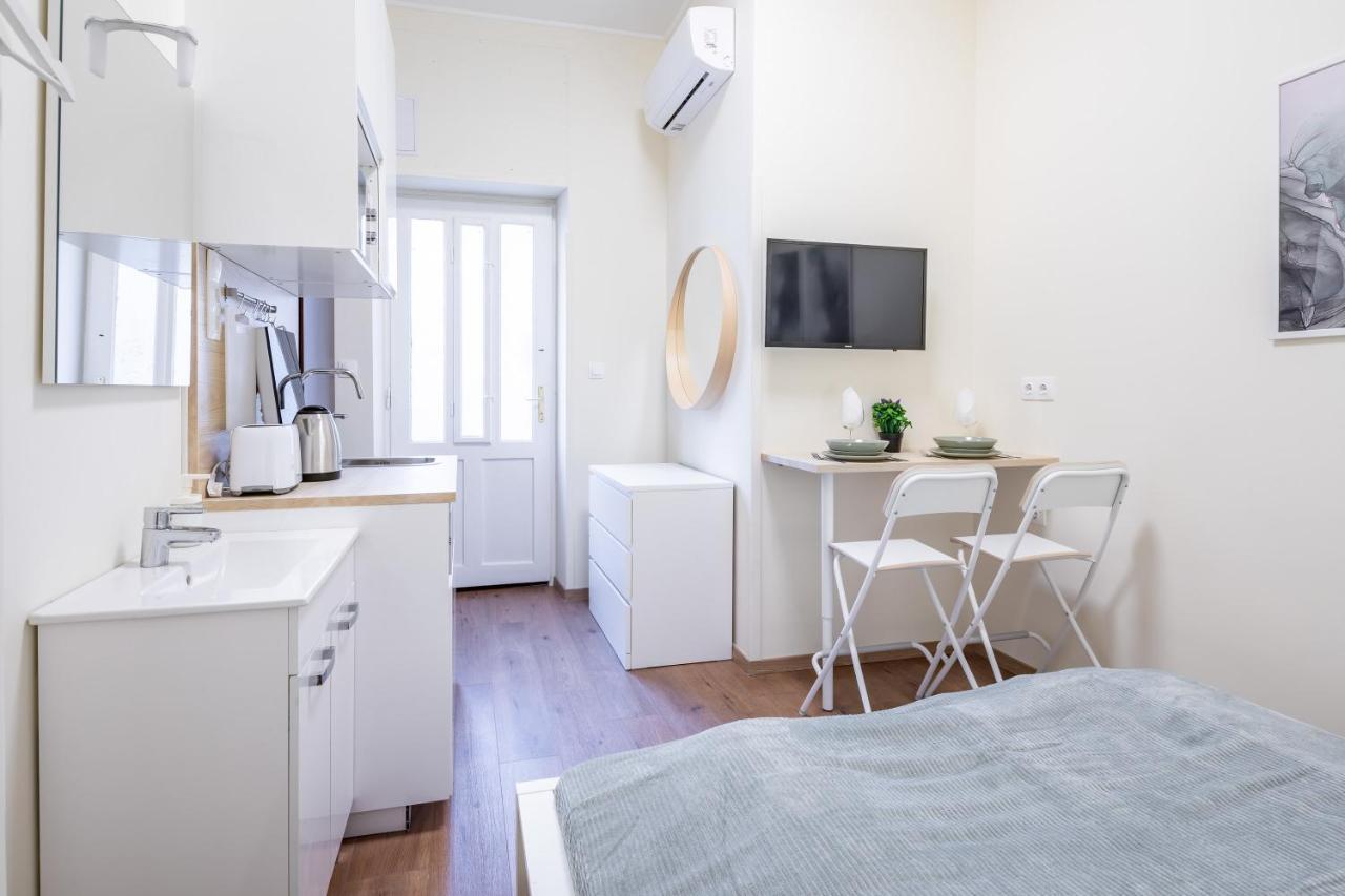 Hyper - New - Very Small Apartment *